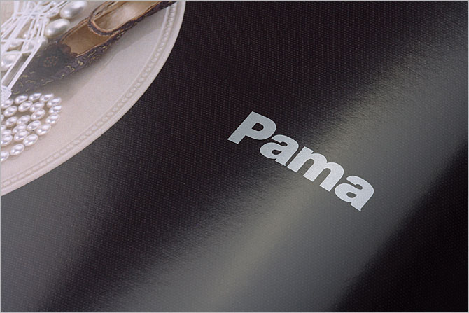 黑眼睛廣告為Pama印刷的產(chǎn)品畫冊內(nèi)頁實拍效果，印刷工藝為CMYK+專銀（五色印刷）