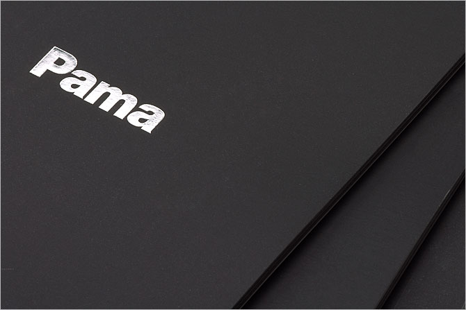 黑眼睛廣告為Pama印刷的產(chǎn)品畫冊封面實拍效果，logo燙銀工藝