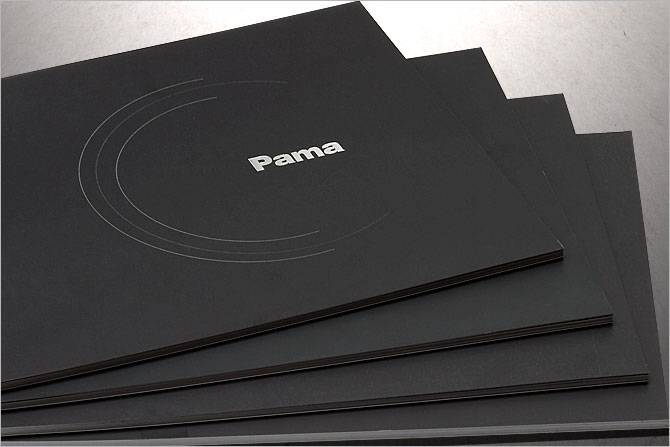 黑眼睛廣告為Pama印刷的產(chǎn)品畫冊封面實拍效果，logo燙銀工藝