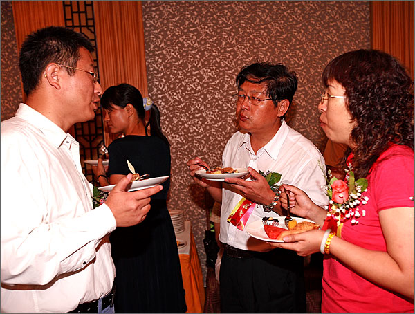 黑眼睛廣告公司文總和黃秘書長、宣傳部劉部長親切交談
