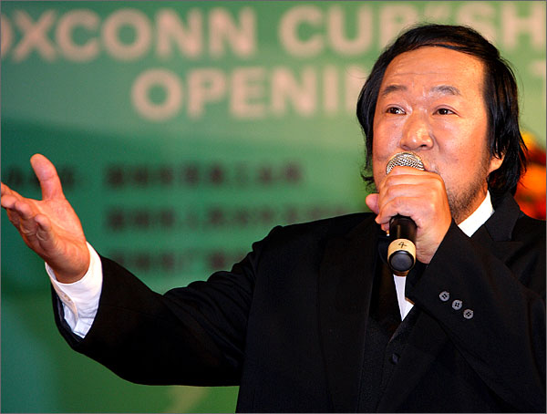 外運會開幕式上由國家一級演員、著名男高音歌唱家、深圳東方英文書院音樂教師劉傳義