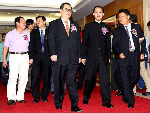 深圳市委常委、市政府副市長、外運會組委會主任陳應(yīng)春、與會其他領(lǐng)導(dǎo)步入會場