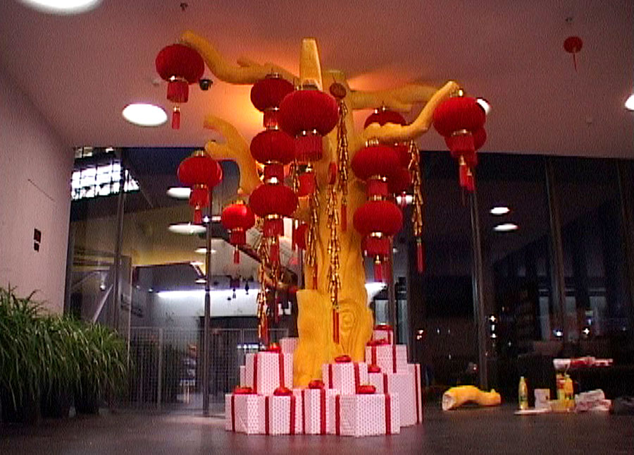 萬科新年氣氛營(yíng)造方案-地產(chǎn)總部大堂燈籠樹堆放禮物和掛滿燈籠、鞭炮的完整效果